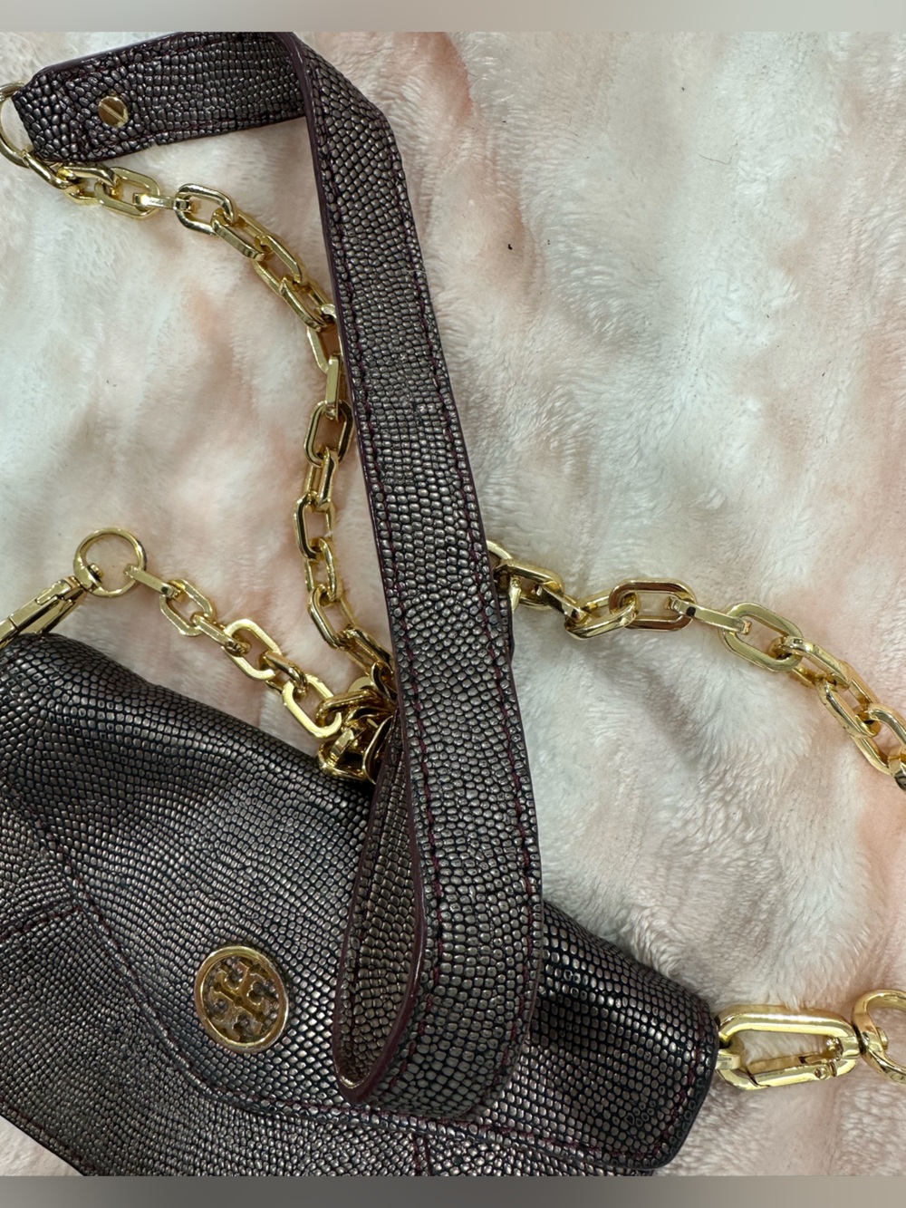 Tory Burch Metallic Textured Mini crossbody bag with Gold Logo - Picture 4 of 9